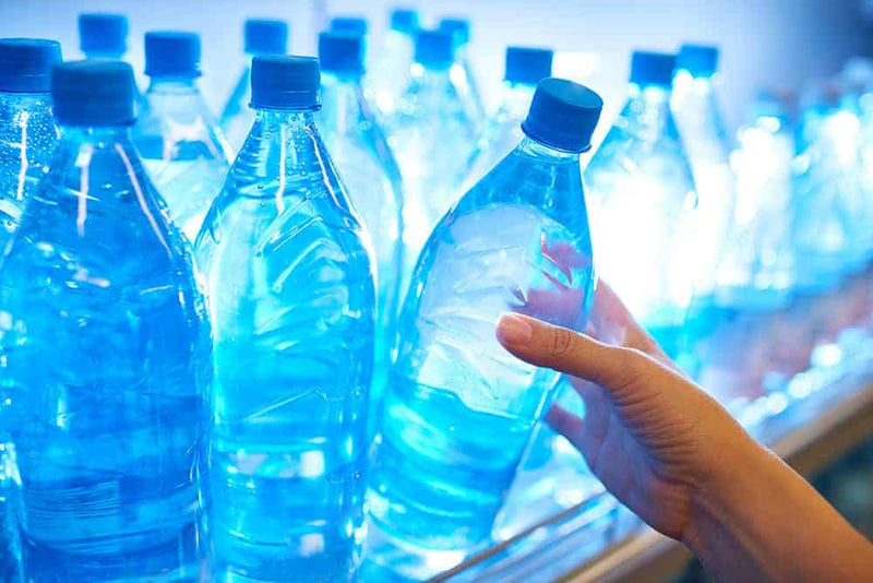 Remplacer les bouteilles d'eau en plastique I Une bonne idée ?