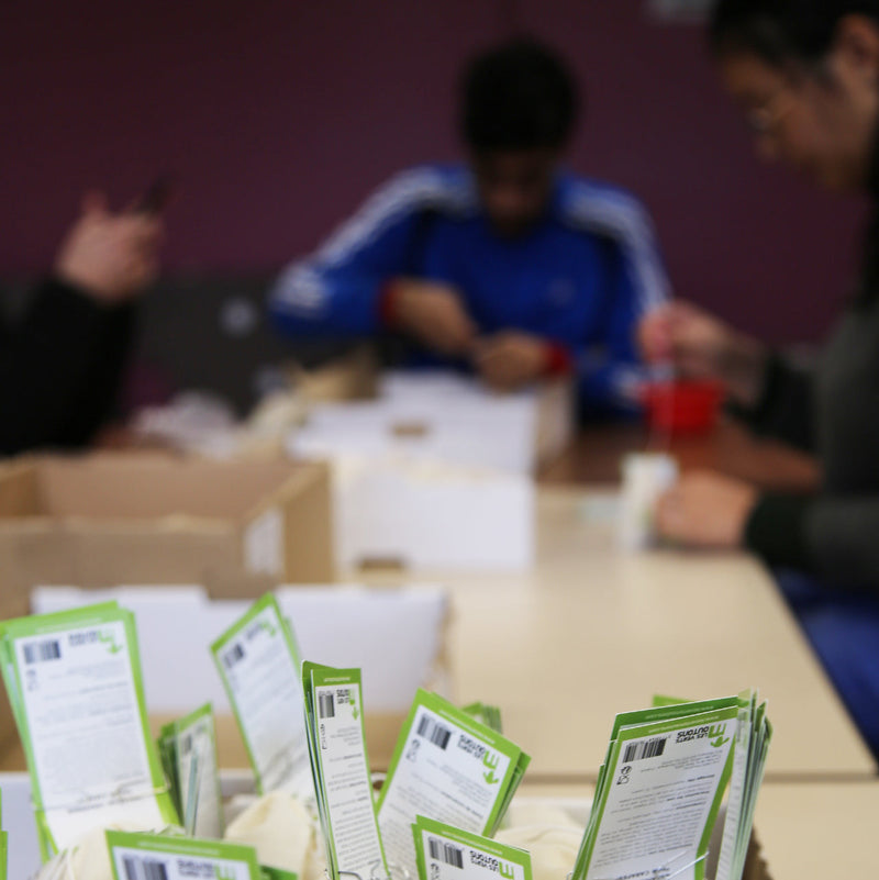 Conditionnement artisanal & solidaire de nos perles de céramique EM® avec l’ESAT Montreuil